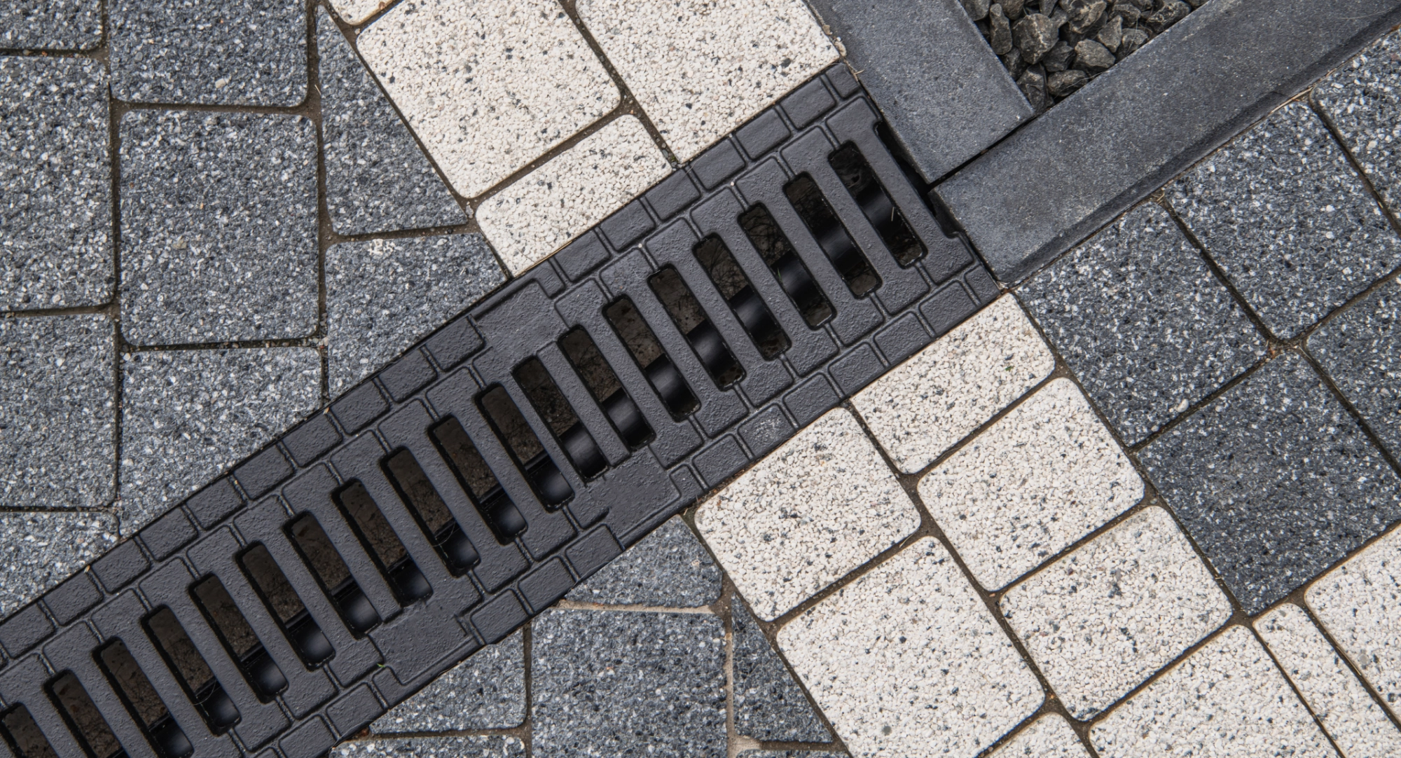 Монтаж пластиковых водоотводных лотков Монтаж пластиковых водоотводных лотков